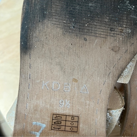 Kelsi Dagger gold sandals - Picture 9 of 11